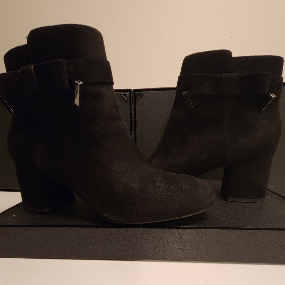 NEW KELLY & KATIE BLACK STRETCH VEGAN MICROSUEDE BOOTIES WITH BLACK BOWS - SZ 8